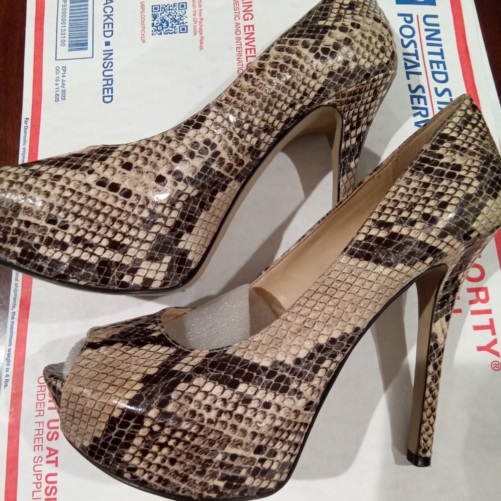 ENZO  ANGIOLINI COBRA SNAKE PLATFORM HEELS WITH MATCHING  SKIRT FREE. SNAKE HAT